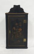 George III lacquered corner-hanging wall cabinet with chinoiserie scene to the single door, brass