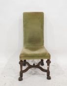 Prie dieu chair on turned supports, carved feet, united by a curvy X-shape stretcher