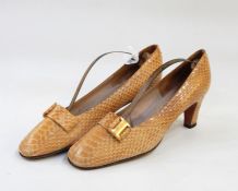 Quantity of vintage lady's shoes (1 box)