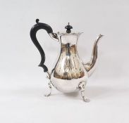 George V silver coffee pot with serpentine everted rim, ebonised scroll handle, baluster body, on