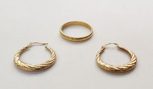 22ct gold wedding ring, 3.1g approx and a two gold-coloured metal hollow hoop-pattern earrings