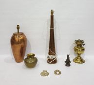Assorted metalware to include brass oil lamp, two brass table lamps, horse brasses, etc