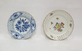Meissen porcelain plate painted with deutsche blumen and having trellis-work pierced border, 22cm,