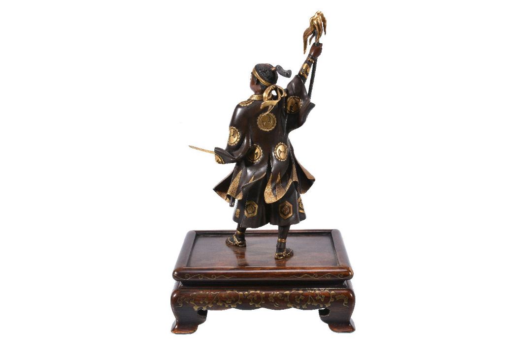 Gykko: A Japanese Parcel Gilt Bronze Figure of a Samurai - Image 4 of 9