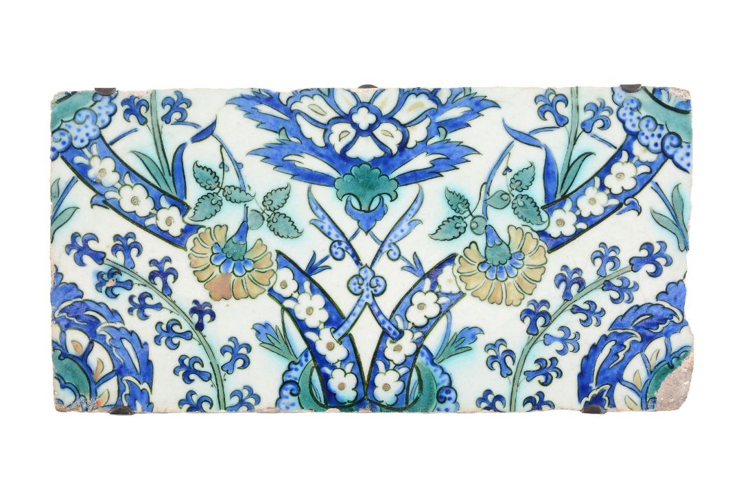 A Diyarbakir glazed fritware tile fragment Ottoman Turkey late 16th century - Image 1 of 2