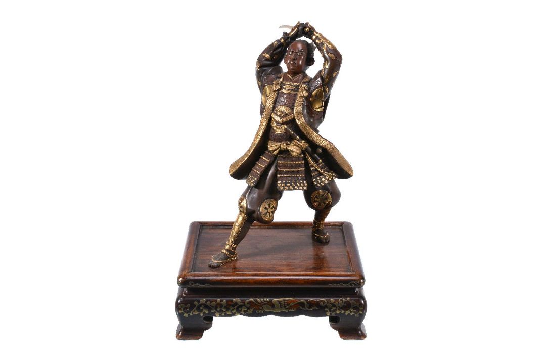 Gykko: A Japanese Parcel Gilt Bronze Figure of a Samurai - Image 2 of 9
