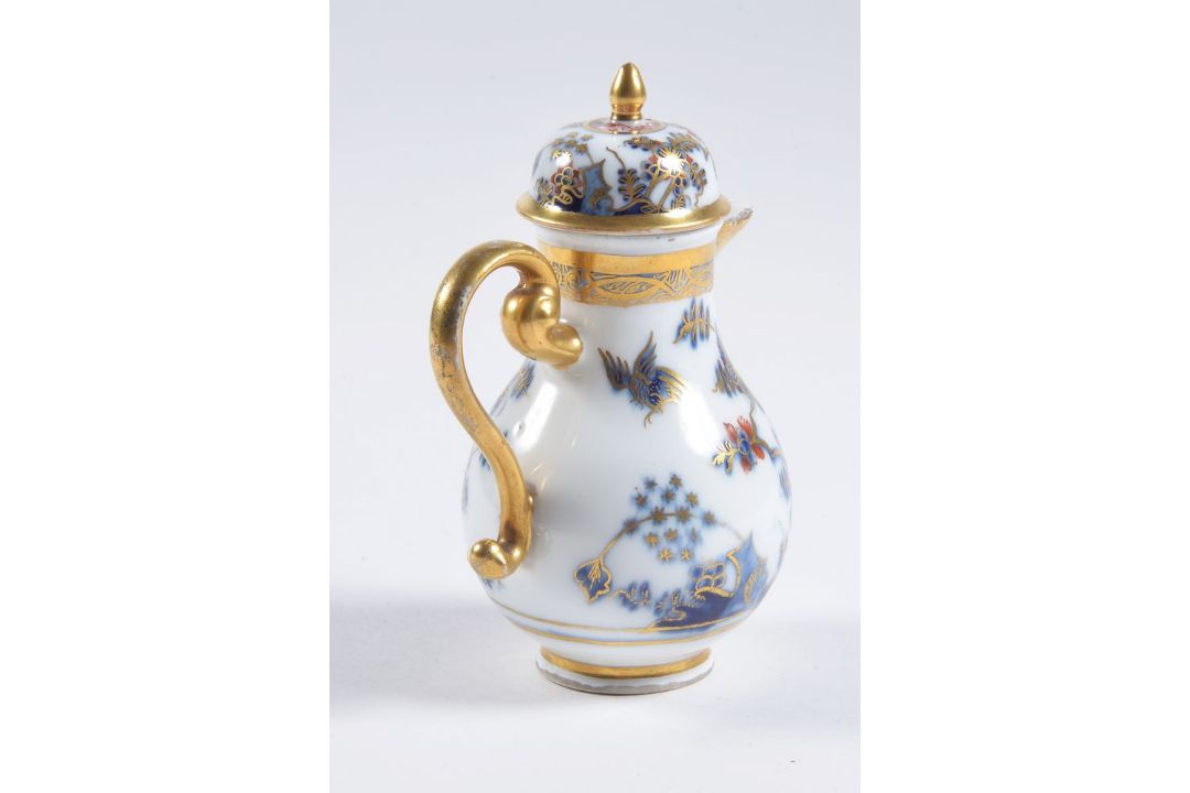 Meissen Hausmalerie hot milk-jug, mid 18th century, decorated in the manner of F.J. Ferner, blue - Image 3 of 4