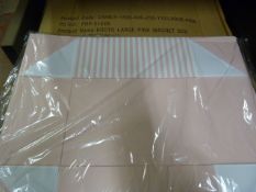 *Box of 20 Pink Collapsible Magnet Boxes