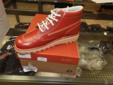 *Pair of Kickers Footwear Size: 8