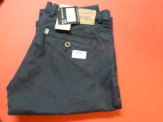 Levi's Childs 3/4 Chinos Shorts Size: 16 Years