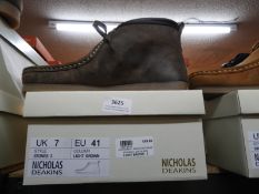 *Nicholas Deakin Boots (as per photograph) Size: 4
