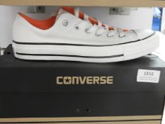 *Pair of White Converse Size: 39