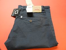 Levi's Childs 3/4 Chinos Shorts Size: 16 Years