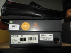 *Pair of Rockport Leather Shoes Size: 8.5