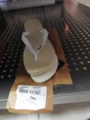 *Pair of Havana White Flip Flops Size: 41-42