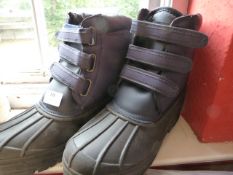 *Pair of Size:10 Thermolite Boots