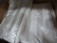 *4 White Damask & 15 Ivory 144