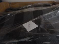 *542 Napkins (290x Black Damask & 262x Ivory Polycotton)