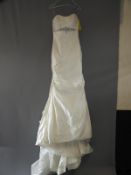 *Alfred Sung White Wedding Dress Size: 8