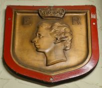 1 x Queen Elizabeth Regina Wooden Wall Plaque - Height 75 cms - Ref BB689 - CL351 - Location: