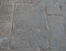 1 x Reclaimed Henslate Paving Area Measuring Approx 490 x 430 cms - Features Central Circular Design