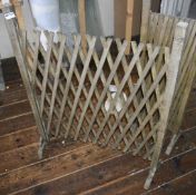 2 x Extending Instant Fences - H98 x W31/90 cms - Ref BB1725 TF - CL351 - Location: Chorley PR6