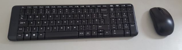 1 x Logitech Wireless Mouse and Keyboard Set No Nano Receiver - Ref QC224 - CL379 - Location: Altrin