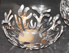 Approx 15 x Contemporary Cut Metal Bowls in Chrome - Dimensions: Diameter 21cm - CL392 - Ref LD169