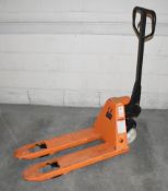 1 x Record Hand Pump Truck With 2500kg Capacity - Fork Length 80 x Width 45 cms - Ref VM157 -