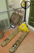 1 x Manual Hand Pallet Pump Truck  - Ref B2 CL409 - Location: Wakefield WF16 Collections: All