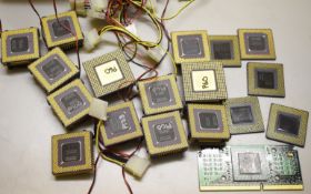 18 x Early 1990's Intel Processor Computer Chips - Various Models With GOLD Content - Ref VM268 IT -