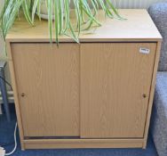 1 x Sliding 2-Door Oak Cabinet - Ref: VM315 - CL409 - Location: Wakefield WF16