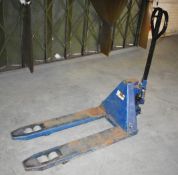 1 x Hand Pump Truck With 2000kg Capacity - Fork Length 100 x Width 55 cms - Ref VM156 - CL409 -