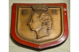 1 x Queen Elizabeth Regina Wooden Wall Plaque - Height 75 cms - CL011 - Location: Altrincham WA14