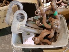 2 NO 1 TONNE MANHOLE LIFTING PINS & 5 NO OF 6.5TONNE HIGH TENSILE BOW SHACKLES