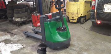 Crown powered pallet truck 1200mm X 560mm forks