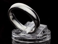 c1990 White 18 Carat Gold 750 Gents Wedding Band Ring