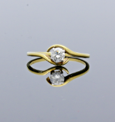 18ct Gold Solitaire Diamond Twist Ring