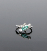 Edwardian Platinum Emerald & Diamond Twist Ring