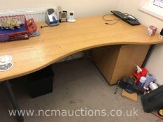 ** NO RESERVE **Office Desks plus pedestals
