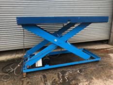 Power lift/platform lift/Model EL20-195A/Serial no 13126/2000kg/year 2003/size 4ftx8ft