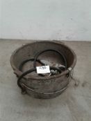 Pipe threader drip bucket and oil feeder