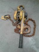 Manual chain hoist