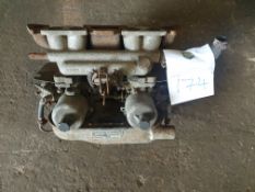 Pair of SU Carbs on manifold