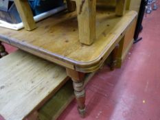 Pine extending dining table, 142 x 90 cms closed