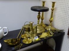 Quantity of vintage and other brassware