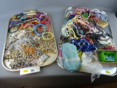 Good collection of vintage and other costume jewellery (displayed on two trays)