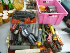Mixed selection of model railway carriages, engines and equipment, tinplate and later, clockwork and