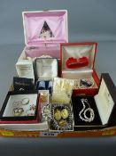 Collection of gold, silver and costume jewellery with two Wedgwood Jasperware thimbles and a