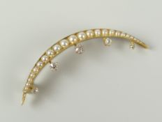 GRADUATED DIAMOND AND SEED PEARL SET CRESCENT BROOCH IN YELLOW METAL SETTING. 5.2 grams